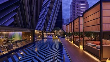 Piscina externa, funciona das 6h às 22h, barracas de cortesia