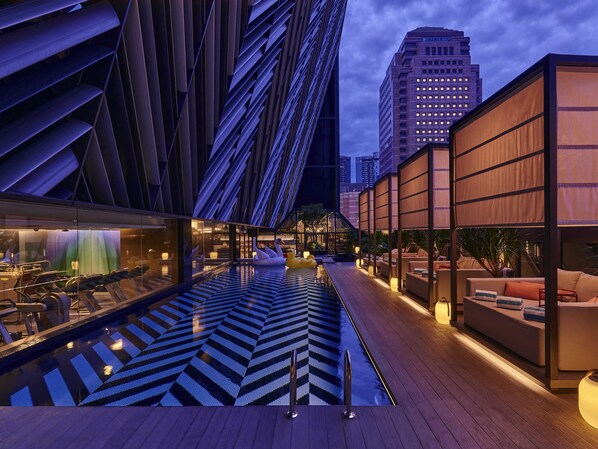Outdoor pool, open 6:00 AM to 10:00 PM, free cabanas - Pullman Singapore Orchard (Singapore)