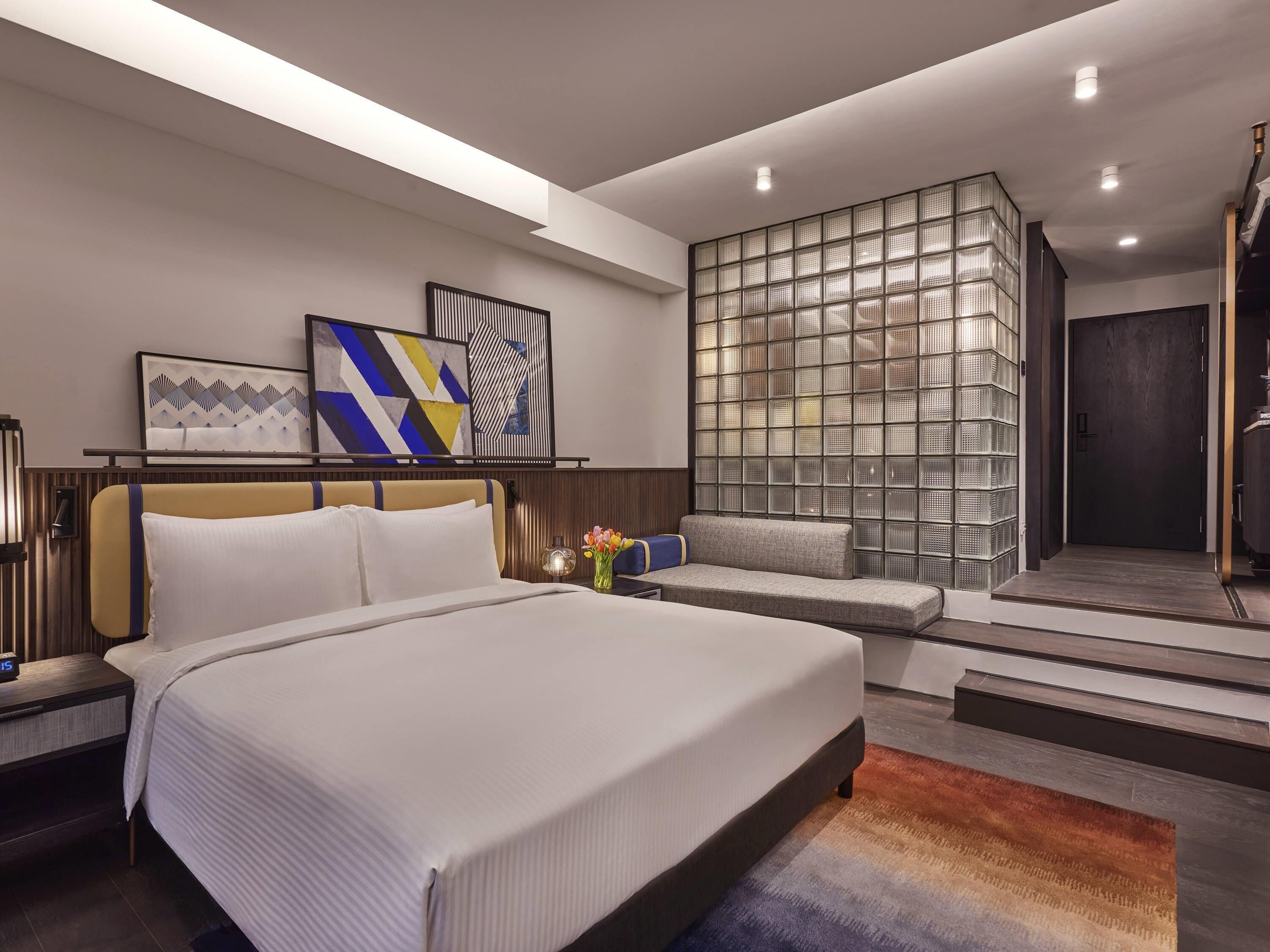 Habitación doble Club, 1 cama King size, para no fumadores, con acceso al salón lounge del club | Caja de seguridad en la habitación y cortinas blackout 