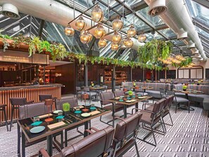 Daily buffet breakfast (SGD 38.37 per person)