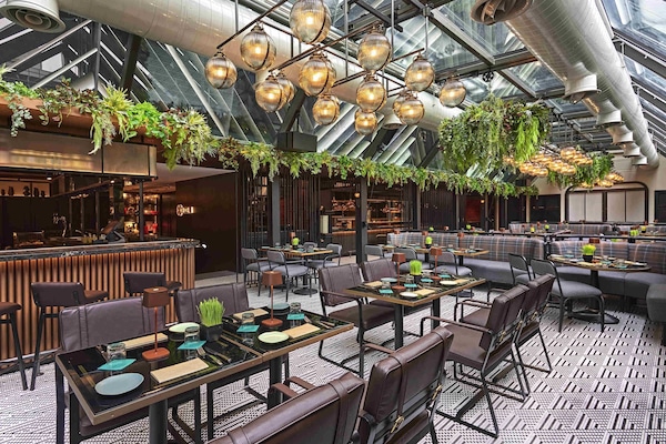 Melayani sarapan, makan siang, makan malam; sajian masakan Asia