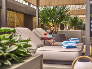 供應早餐、午餐和晚餐，亞洲料理