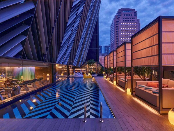 Una piscina al aire libre, cabañas de piscina gratuitas