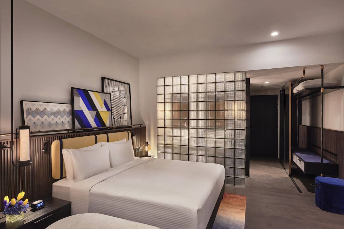 Club Residence, 1 King Bed | In-room safe, desk, blackout drapes, iron/ironing board