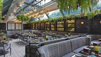 Se sirven desayunos, comidas, cenas y cocina asiática