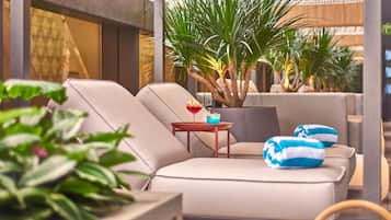 2 bars/lounges, swim-up bar, poolside bar