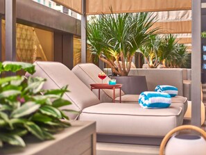 2 bars/lounges, swim-up bar, poolside bar - Pullman Singapore Orchard  (Singapore)