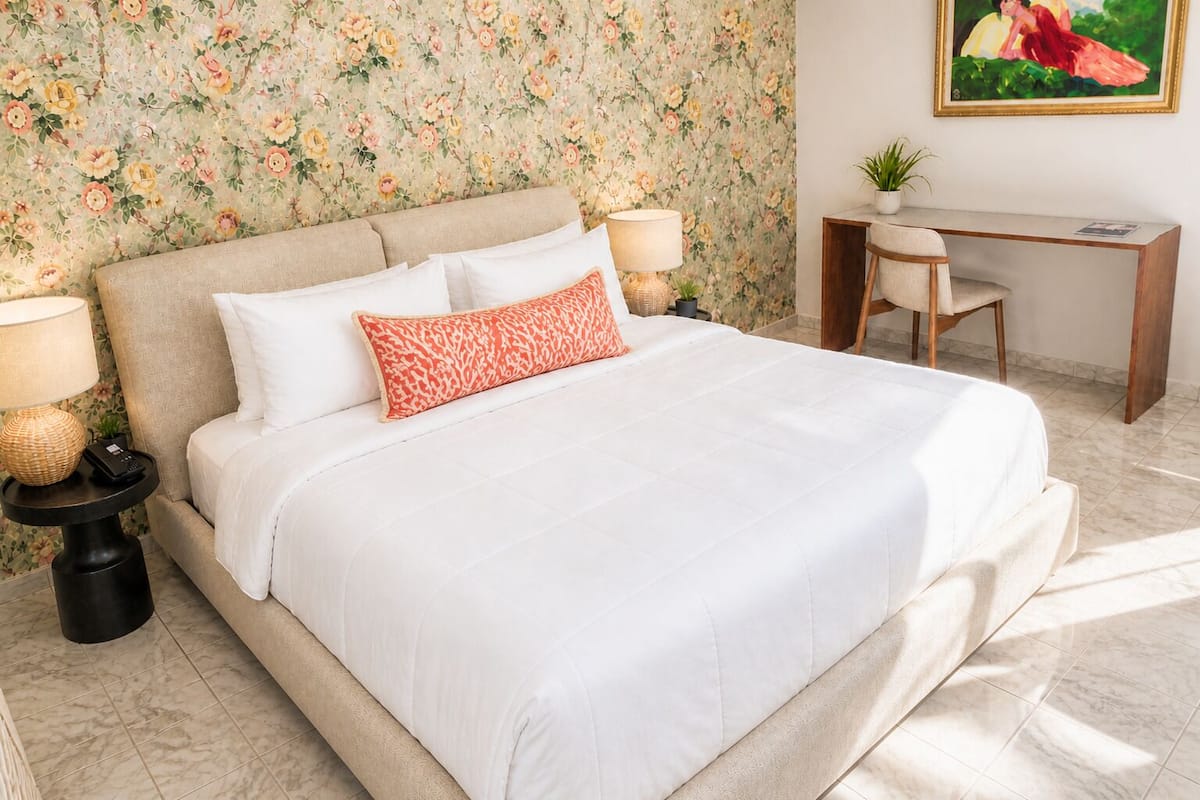 Habitación clásica, 1 cama King size, para no fumadores, baño privado | Edredón, decoración personalizada y muebles diferentes