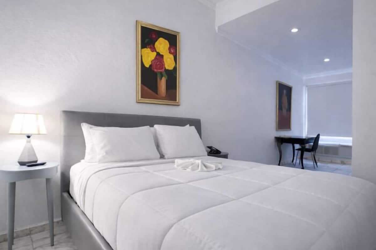 Habitación doble | Edredón, decoración personalizada, muebles diferentes y escritorio