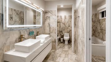 The Pearl King Suite. | Badeværelse | Gratis toiletartikler, hårtørrer, håndklæder, Sæbe