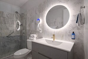 Habitación familiar, 2 habitaciones, para no fumadores, cocineta | Baño | Amenidades de baño gratuitas, secadora de cabello, jabón, shampoo 