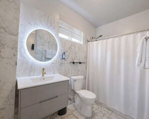 Eenvoudige kamer | Badkamer | Gratis toiletartikelen, een haardroger, zeep, shampoo