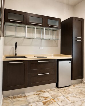 Habitación familiar, 2 habitaciones, para no fumadores, cocineta | Cocineta privada | Microondas