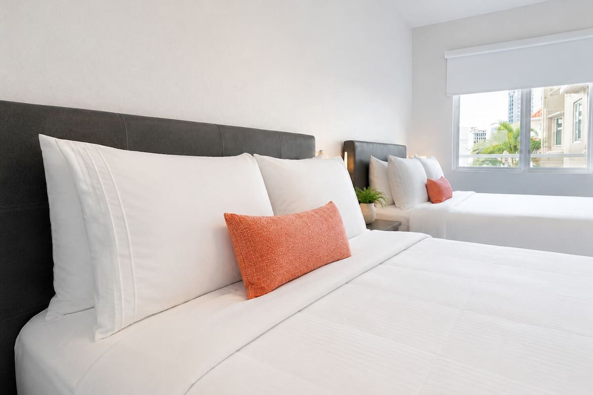 Habitación doble estándar, 2 camas matrimoniales, para no fumadores, baño privado | Edredón, decoración personalizada y muebles diferentes