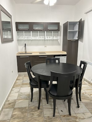 Junior Room, 2 Queen Beds | Private kitchen | Microwave