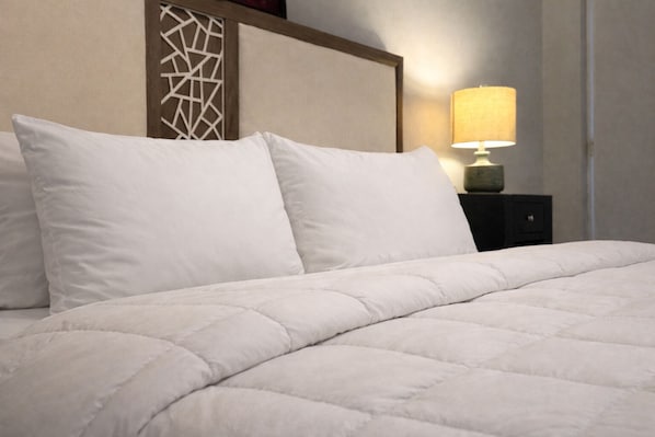 Habitación clásica, 1 cama King size, para no fumadores, baño privado | Edredón, decoración personalizada y muebles diferentes