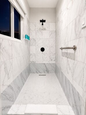 Ocean King Penthouse | Baño | Artículos de higiene personal gratuitos, secador de pelo y toallas
