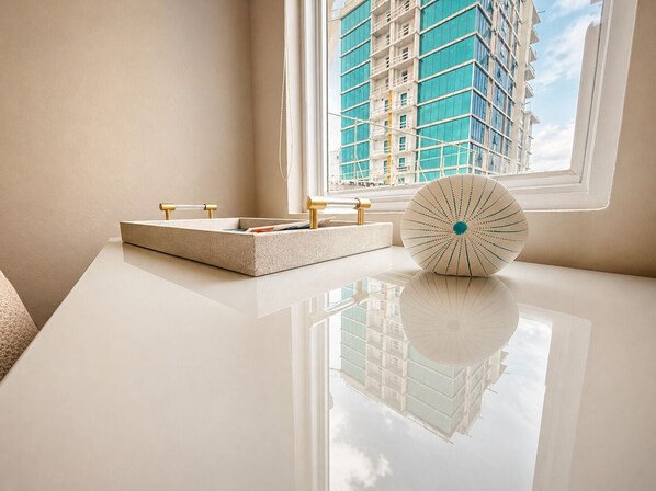 Cubrecamas, decoración personalizada y muebles diferentes 