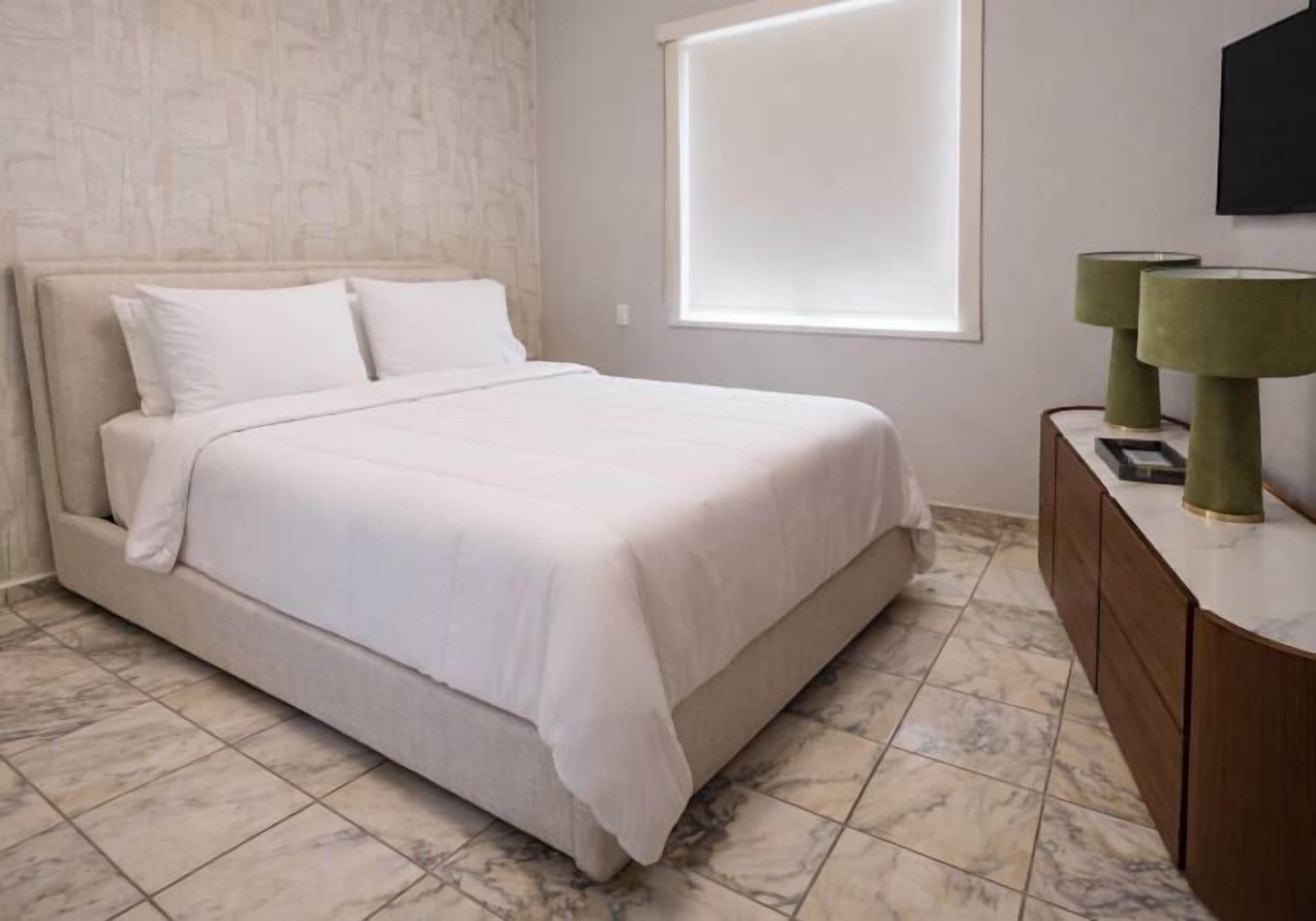 Quarto premium, 1 cama Queen | Edredons de pluma, individualmente decorados, individualmente mobiliados