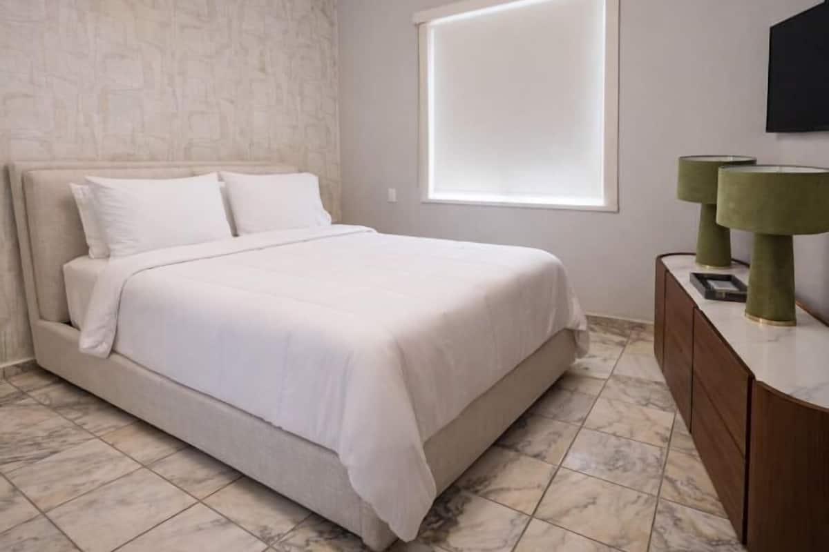 Quarto premium, 1 cama Queen | Edredons de pluma, individualmente decorados, individualmente mobiliados