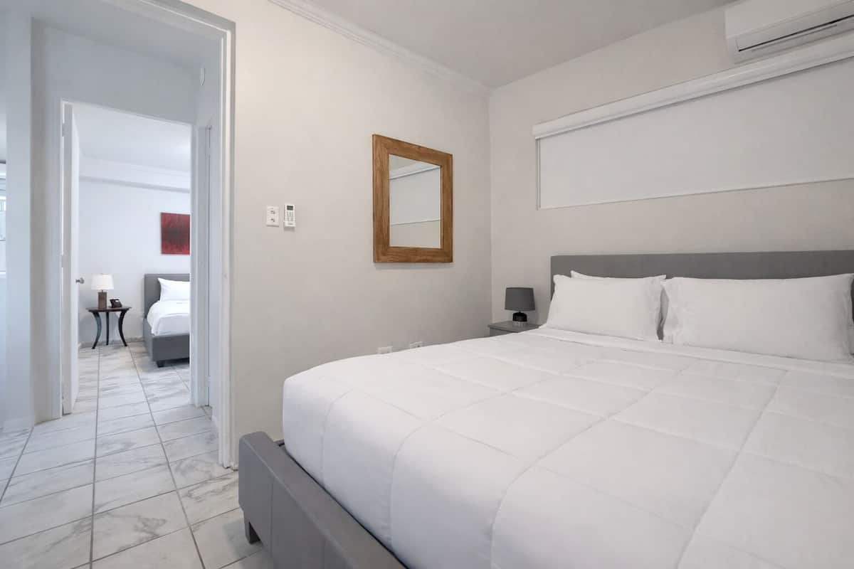 Habitación junior, 2 camas Queen size | Edredón, decoración personalizada, muebles diferentes y escritorio