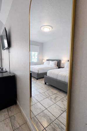 Habitación doble estándar, 2 camas matrimoniales, para no fumadores, baño privado | Edredón, decoración personalizada y muebles diferentes