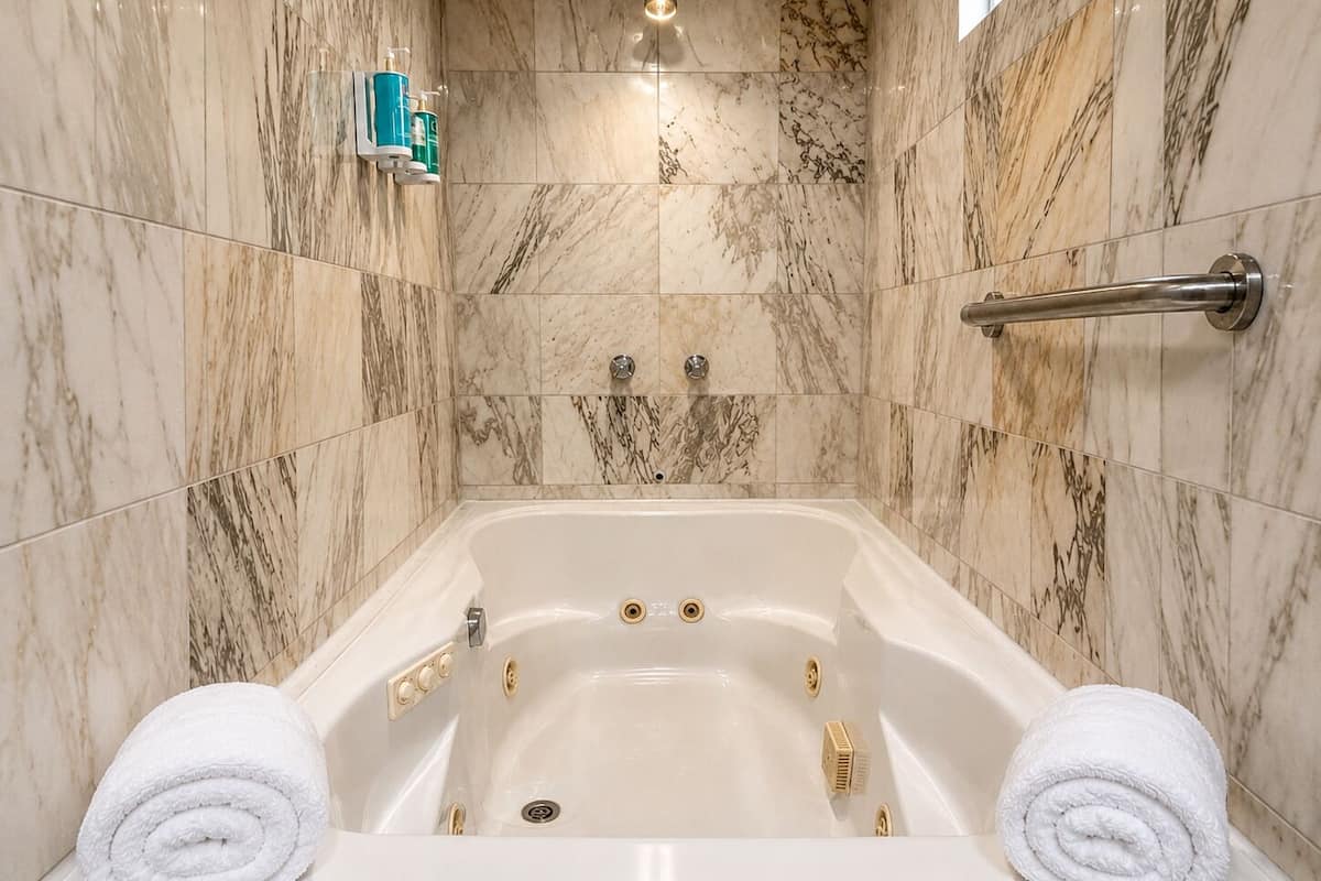 The Pearl King Suite. | Baño | Amenidades de baño gratuitas, secadora de cabello, jabón, shampoo