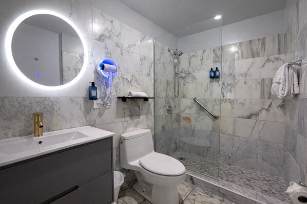 Klassieke kamer, 1 kingsize bed, niet-roken, privébadkamer | Badkamer | Gratis toiletartikelen, een haardroger, zeep, shampoo