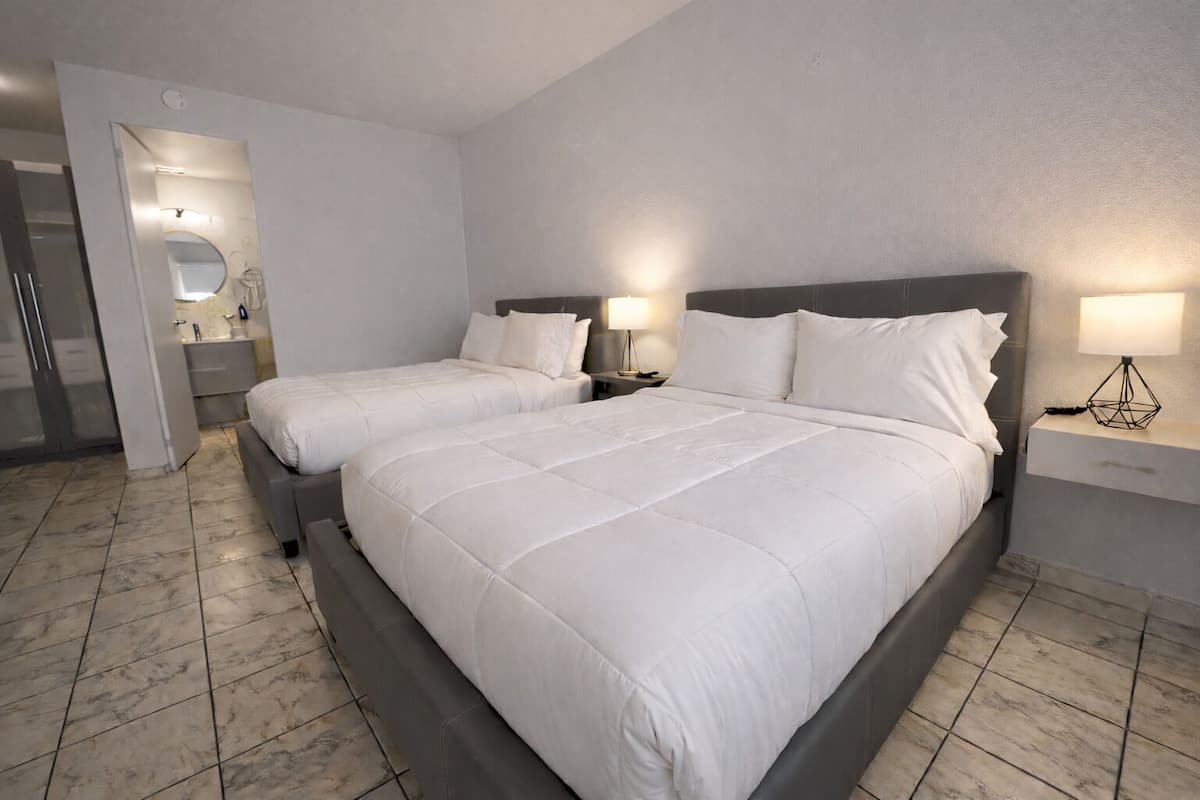 Habitación doble superior, 2 camas matrimoniales | Edredón, decoración personalizada, muebles diferentes y escritorio