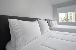 Habitación doble superior, 2 camas dobles | Edredones de plumas, decoración individual, mobiliario individual