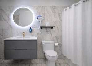Articles de toilette gratuits, sèche-cheveux, savon, shampoing