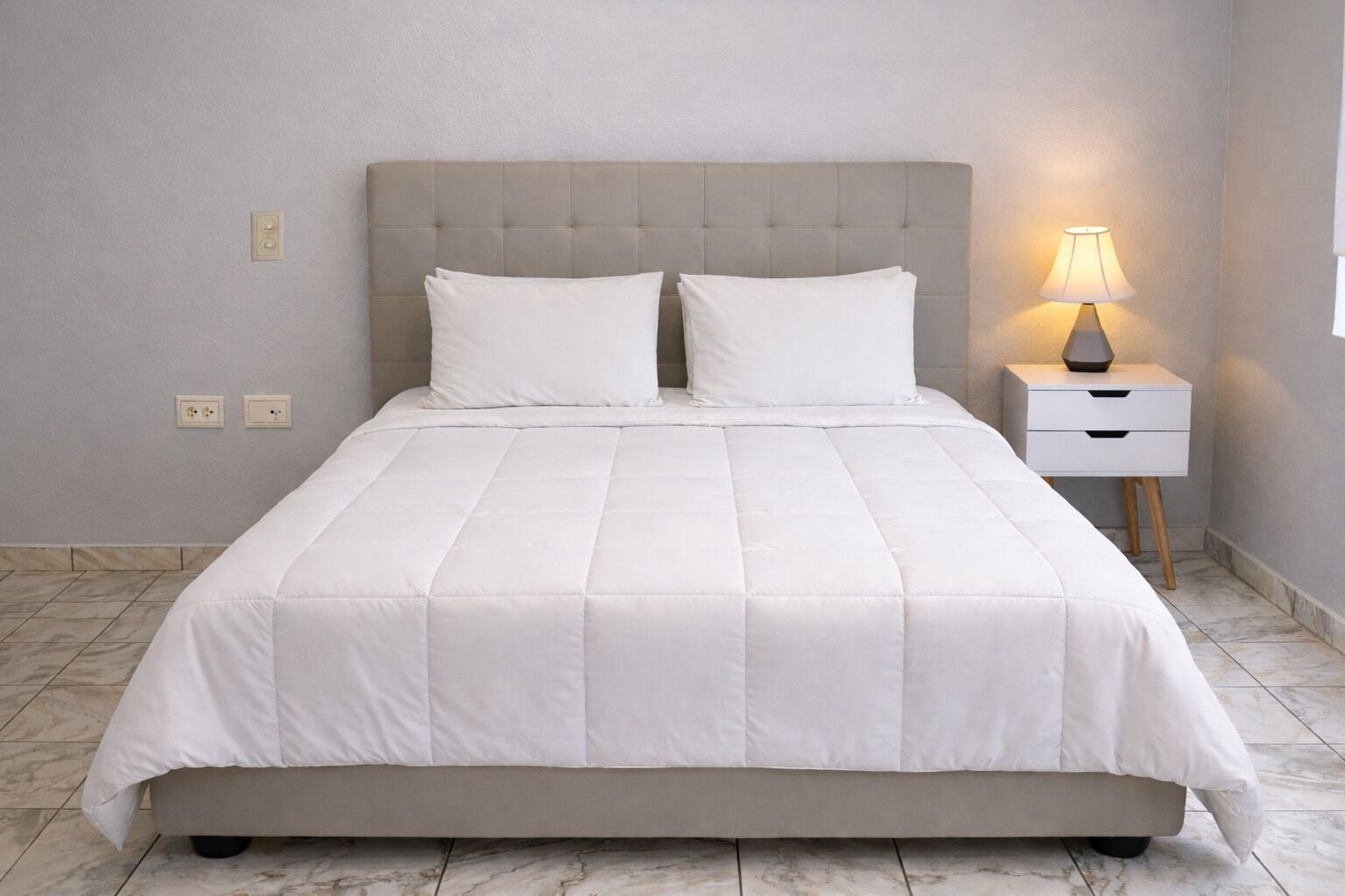 Habitación estándar, 1 cama Queen size | Edredón, decoración personalizada, muebles diferentes y escritorio 