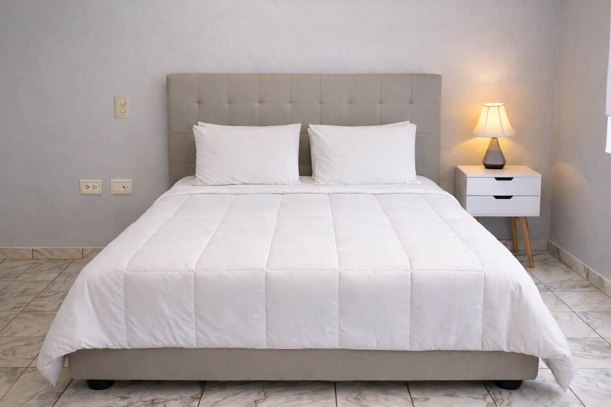 Habitación estándar, 1 cama Queen size | Edredón, decoración personalizada, muebles diferentes y escritorio