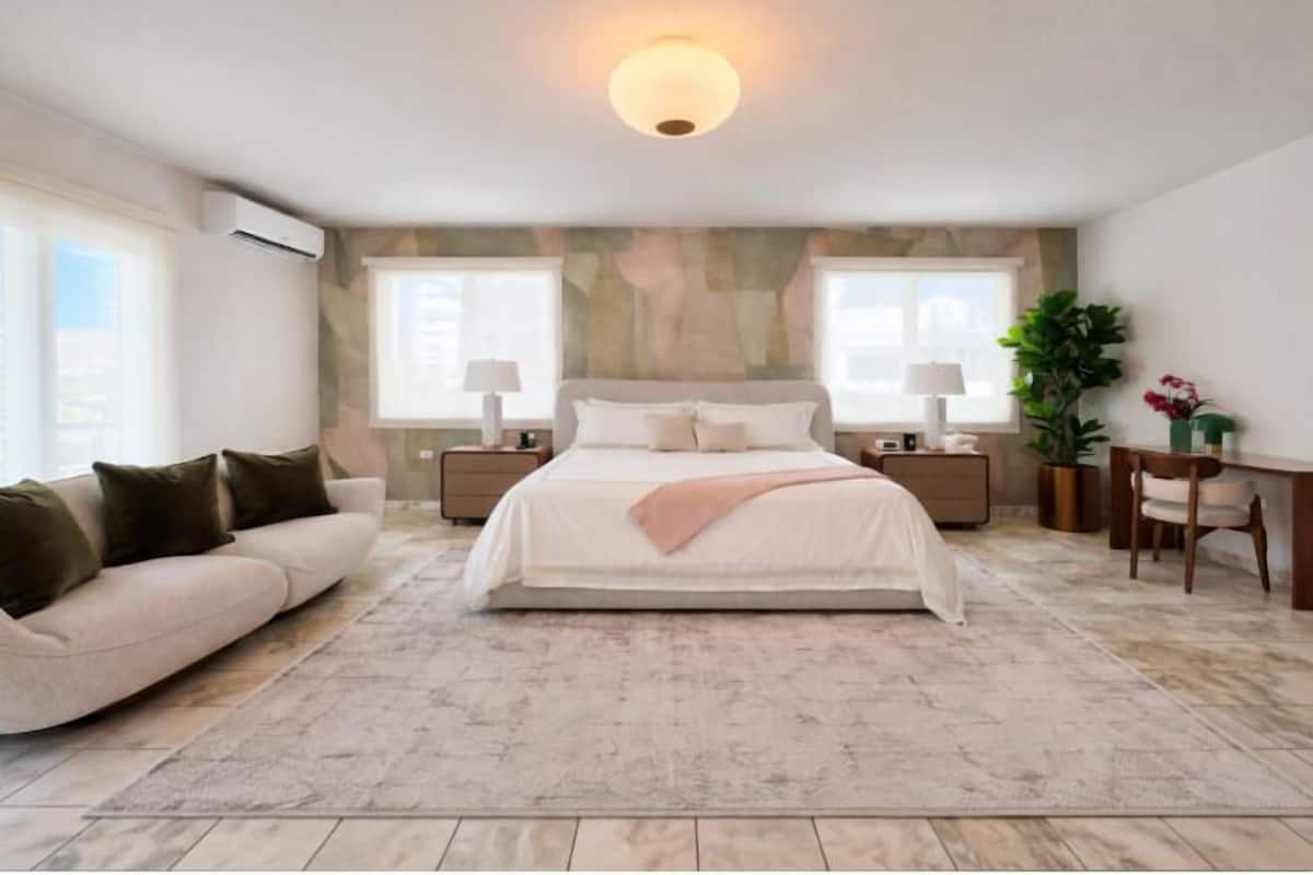 Ocean King Penthouse | Edredons de pluma, individualmente decorados, individualmente mobiliados