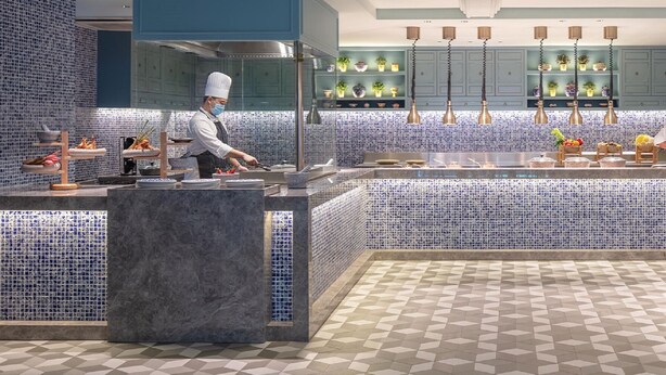 A modern kitchen with a tiled backsplash, a central island, and a bar area. - PARKROYAL Serviced Suites Singapore (Singapore)
