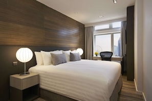 Caja de seguridad en la habitación y escritorio