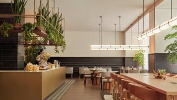 Desayuno buffet diario (SGD 36 por persona)