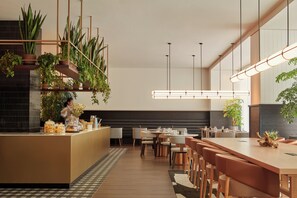 每日供应自助式早餐（每人 SGD 36）