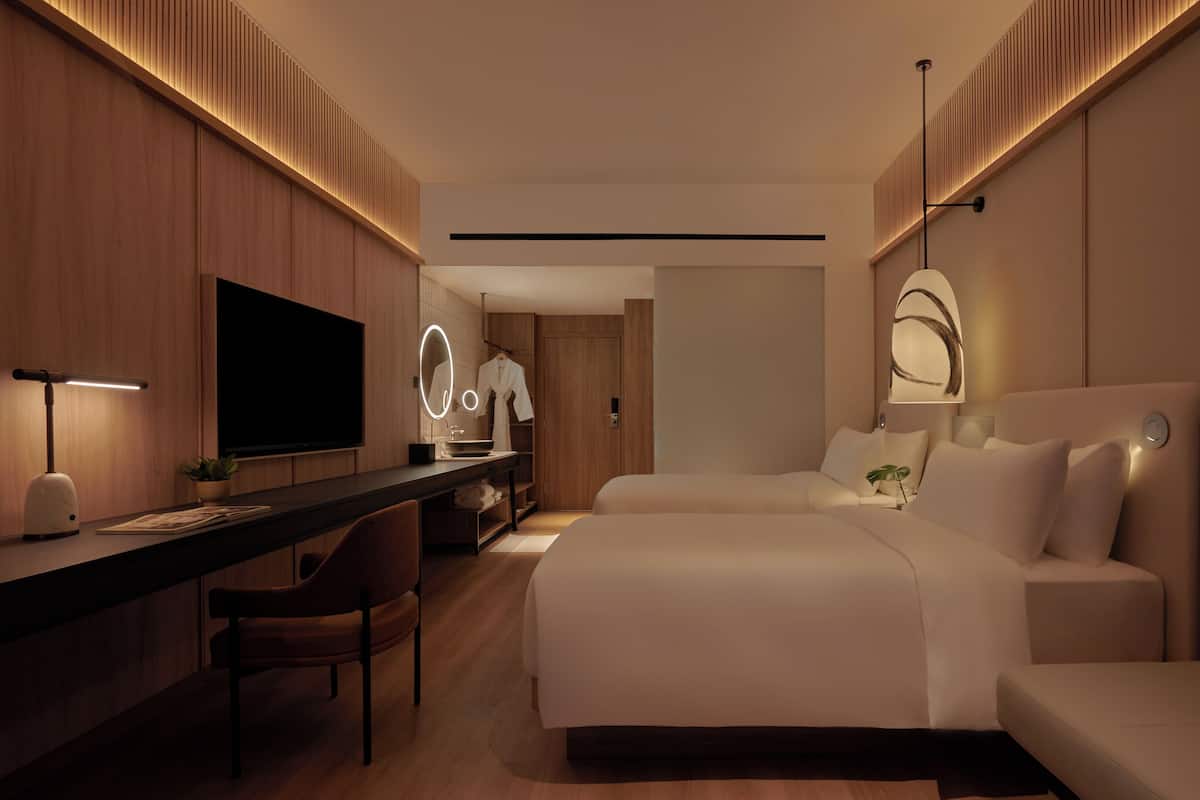 Peti besi dalam bilik, dihias secara berasingan