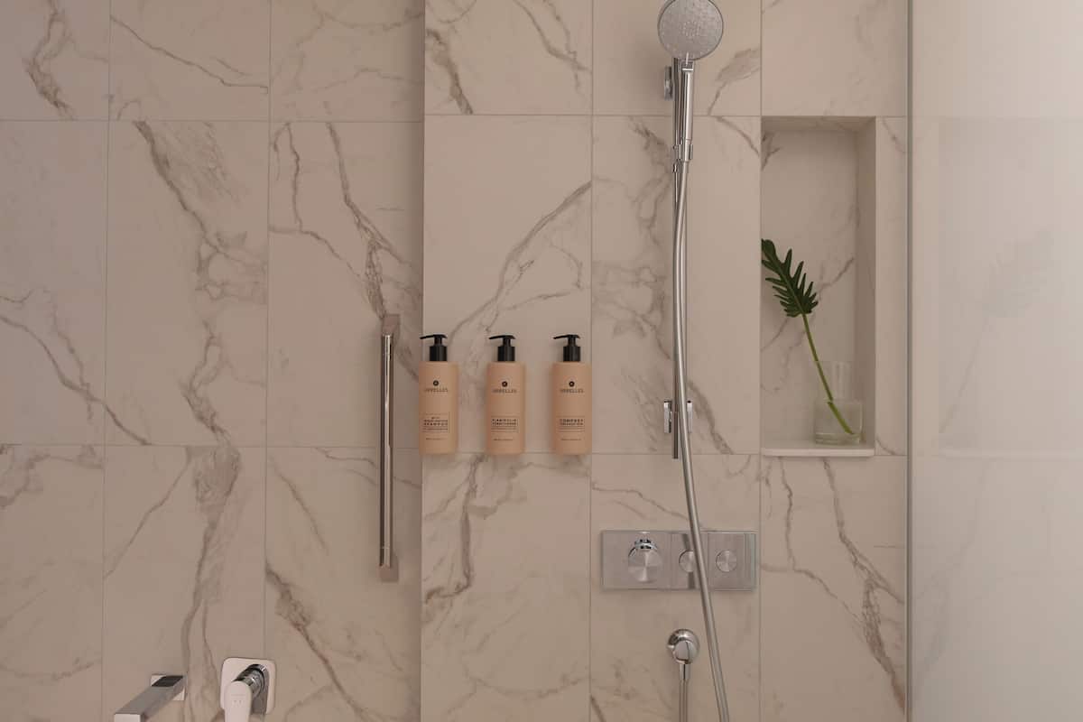 Kelengkapan dandanan diri percuma, pengering rambut, jubah mandi