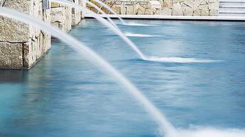 Una piscina al aire libre, camas de piscina gratis, sombrillas