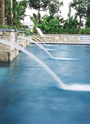 室外游泳池，07:00 至 20:00 开放，免费小屋，池畔遮阳伞