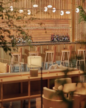 3 bars/lounges - Amara Hotel (Singapore)