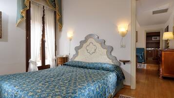 Minibar, in-room safe, soundproofing, free WiFi