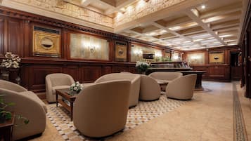 Coin salon dans le hall