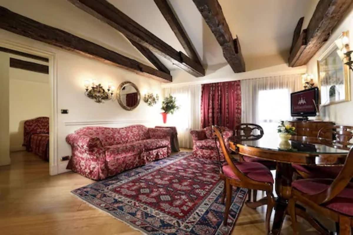 Suite familiale (5 people) | Minibar, coffre-fort, système d’insonorisation, accès au Wi-Fi (inclus)