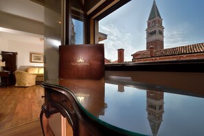 Deluxe Suite | Minibar, in-room safe, soundproofing, free WiFi