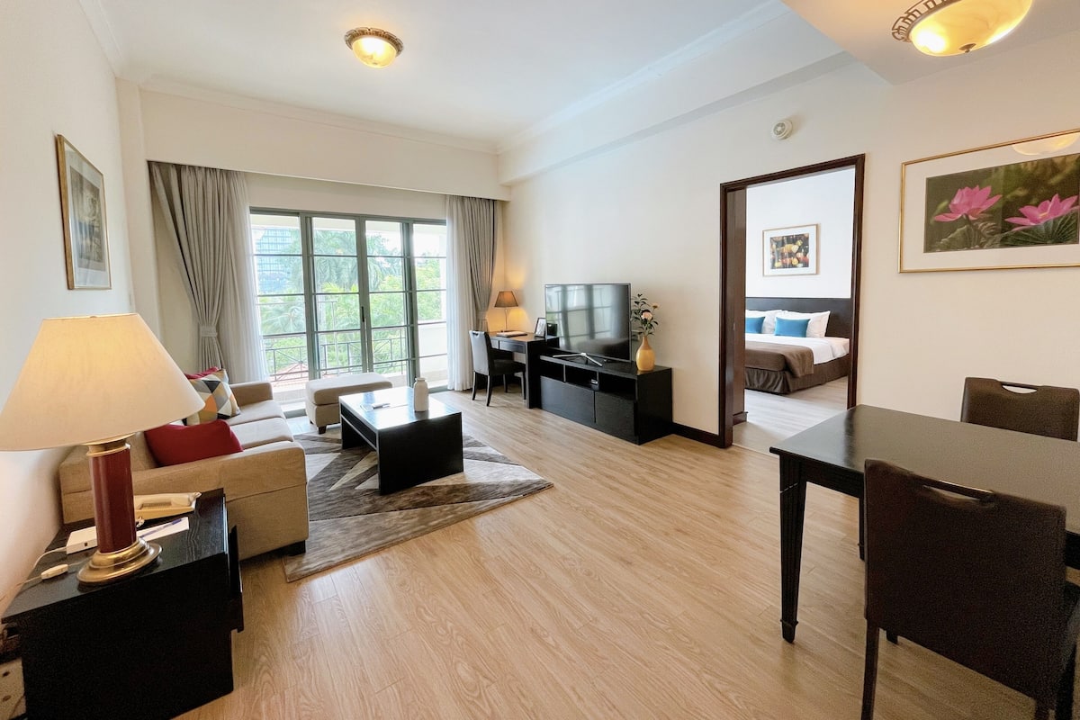 1 Bedroom Apartment (1 King bed) | Living area | 55-inch LCD TV with satellite channels, TV, fireplace