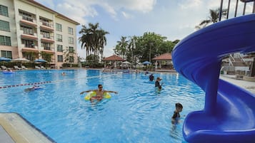 Kolam renang outdoor, dengan kursi berjemur