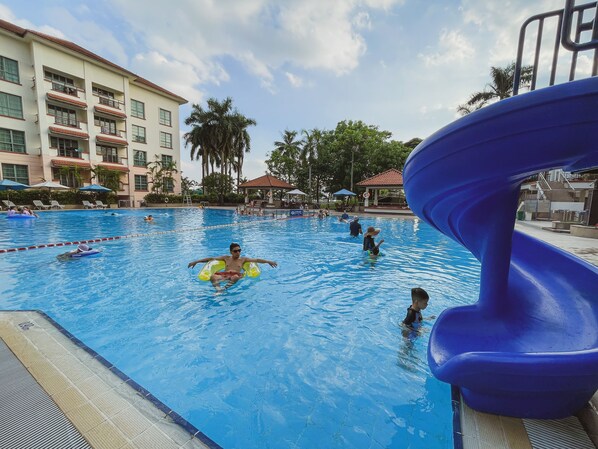 Outdoor pool, pool loungers